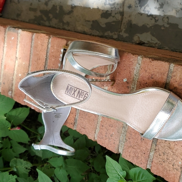 Silver sparkling heels sz. 8.5 - Picture 6 of 7